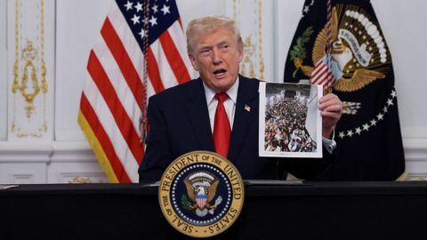 Trump muestra uno de los aviones militares llenos de afganos evacuados en septiembre del 2021.