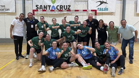 Xogadoras, cadro tcnico e directivos do Asmubal Meao, o pasado sbado celebrando a consecucin da permanencia en Santa Cruz de Tenerife.