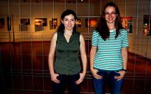 Luz Paz y Marta Marcos ante su exposici�n.
