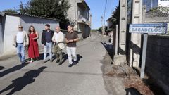 Una de las v�as beneficiadas en la carretera de Cacabelos, en Vilari�o 