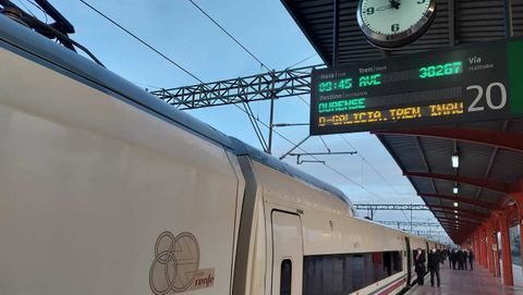 El primer AVE a Galicia, preparado en la estacin de Chamartn de Madrid antes del viaje inaugural