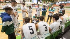 H�ctor M�ndez da instrucciones a sus jugadores en un partido de esta temporada