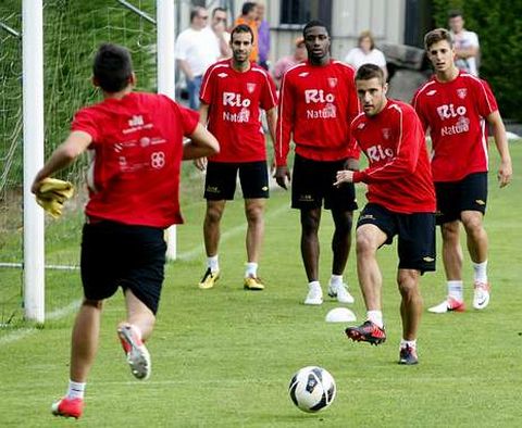 Seoane, golpeando el bal�n hacia Iago D�az, en el entrenamiento en A Campi�a.