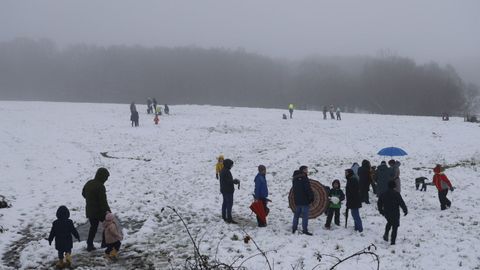 En el alto de San Marti�o, en Ourense, muchas familias disfrutaron de la nieve