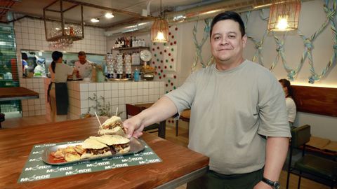 En la foto, el Batea, un bocata de mejillones de la r�a rebozados con kimchi de lombarda y salsa casera de piment�n.