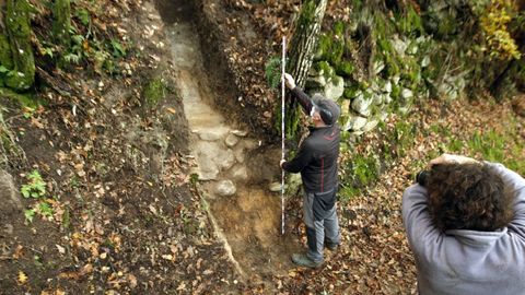 Los arquelogos Andrs Currs y Carlos Aguilera examinan un corte realizado en una antigua terraza vitcola de O Preguntoiro del que se extrajeron diversas muestras que se utilizarn para precisar la antigedad de la estructura mediante dataciones por carbono 14