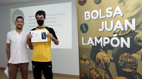 ENTREGA BECAS JUAN LAMPON A CARGO DEL ATLETA UXIO ABUN 