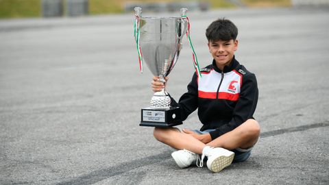 Christian Costoya, piloto de karting, con un trofeo en julio del 2025
