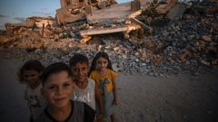 Ni�os desplazados posan para una fotograf�a entre los escombros de edificios destruidos en Jabalya, al norte de la ciudad de Gaza.
