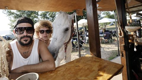 Richard Lage y Marina Dovale, en el chiringuito Kenia, donde impulsarán la peluquería móvil