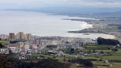 En primer t�rmino, vista del casco urbano de Foz