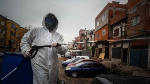 Un residente desinfecta un barrio en Buenos Aires