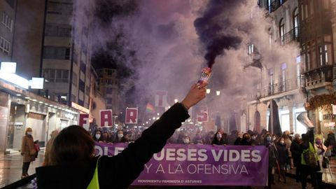 Concentraci�n con motivo del D�a Internacional para la Eliminaci�n de la Violencia contra la Mujer que ha tenido lugar este jueves en el centro de Oviedo.