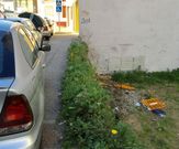 Acera en mal estado en Ronda de Fingoi y vallas ca�das en un tramo sin acera en San Xillao. 