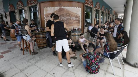 El Resu, en imagen, terrazas llenas durante esas fechas en Viveiro, condiciona las fechas en que muchos propietarios aceptan alquilar pisos