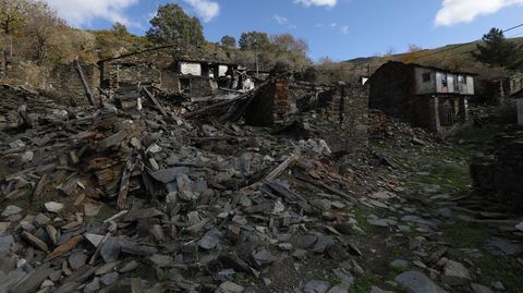 La mayora de las viviendas que haba en Santoalla han quedado reducidas a escombros