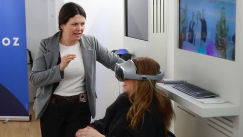 El cami�n tambi�n cuenta con unas gafas de realidad mixta para comprobar c�mo ven personas con glaucoma o degeneraci�n macular