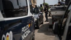 Agentes de la polic�a frente a la vivienda en la que se localiz� el alijo, en O Conchido, en A Pobra.