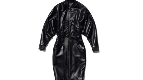 Naomi Campbell x Zara 50 Aniversario. Vestido Biker. Vestido de cuero negro tipo biker, ajustado y esculpido para seguir la línea del cuerpo. Cierre dorado diagonal, mangas largas, hombros marcados y cintura ceñida. Incluye funda de traje a juego.