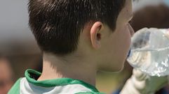 La portera Carla Moolenaar bebe agua durante un partido.La portera Carla Moolenaar bebe agua durante un partido