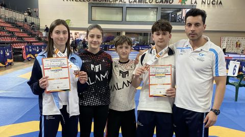 Keila, Bego�a, Roy, Mateo y Dani Torrado, en La Nuc�a.