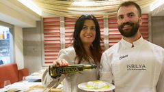 Teresa Mart�nez Marini, de Isbilya, con Chisco Jim�nez de Llano, de Culuca, uno de los cocineros que apoyaron el proyecto desde sus inicios