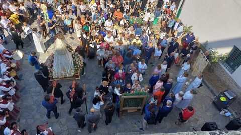 Numerosas personas participaron en la tradicional ofrenda floral a la Virgen de Montserrat, que no se haba podido celebrar con normalidad desde el 2019