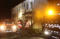 El edificio se encuentra en muy malas condiciones, lleno de maleza y grietas en la estructura. 