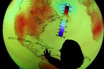 Una mujer explica los efectos del cambio clim�tico en el pabell�n de EE.UU.
