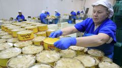 Trabajo de envasado en el interior de la f�brica, antes de la pandemia