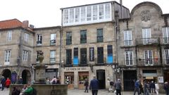 En el centro de la imagen, el inmueble situado en la plaza de O Toural de Santiago donde vivi el rector que inspir La casa de la Troya, que data de 1920 y est a la venta.
