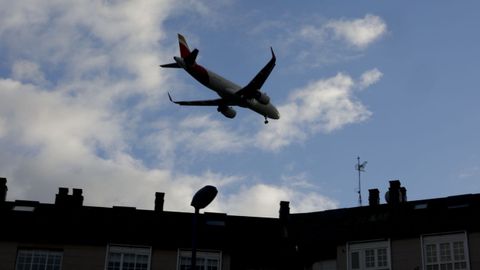 AVION DE IBERIA SOBREVOLANDO O BURGO (CULLEREDO) ANTES DE ATERRIZAR EN EL AEROPUERTO DE ALVEDRO.