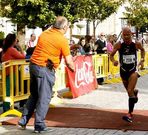 Manute llega solo en el primer paso por la l�nea de meta. 