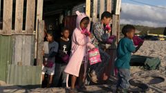 Un grupo de ni�os sudafricanos tras recibir un paquete de alimentos. Sud�frica es el pa�s africano mas castigado por la pandemia del covid-19