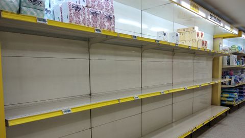 Las estanter�as de un conocido supermercado de Oviedo, ayer por la ma�ana, desabastecidas de papel higi�nico