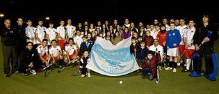 Los componentes del Athletic Coru�a posan para La Voz, junto a las escuelas del Emilia Pardo Baz�n y Colegio Cristo Rey.