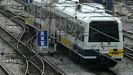 Un tren de cercan�as, en la estaci�n de Santander