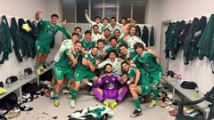 Euforia en el vestuario visitante tras la victoria del Racing en Tenerife. 