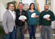 El edil Xabier Pardi�as con los tres premiados.