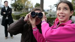 Cada vez m�is persoas pasean cos prism�ticos colgados en m�is e m�is cidades do mundo