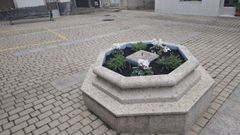 Estado que presenta actualmente la fuente de la plaza Pardo de Cela, en Foz
