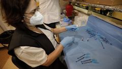 Personal sanitario vacuna estos d�as en el hospital a mari�anos de entre 70 y 79 a�os