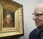 Mui�os, responsable de la casa museo, ante un in�dito de Picasso. 