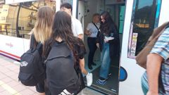 Varios viajerosentraban y salan del tren en Viveiro Apeadero, el jueves, con la interventora al fondo
