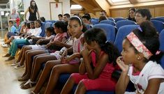 Chavales procedentes de los campamentos de refugiados disfrutan del verano en la zona.