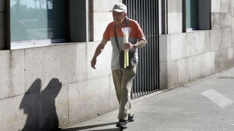 Uno de los fieles ayer en la procesi�n del Cristo de la Victoria.