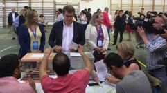 El presidente de la Xunta, Alberto Núñez Feijoo, ante las urnas