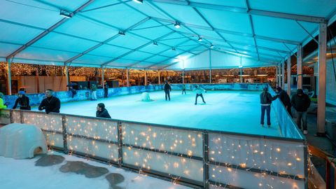 Pista de hielo de Vialia, que cuesta 8 euros por treinta minutos de patinaje