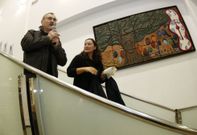 El mural instalado en el mercado carball�s, creado por Isa Fern�ndez: en la imagen, con O?Mighelo. 