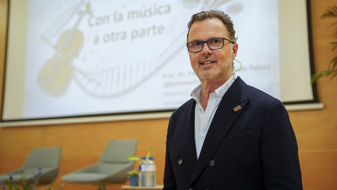 El doctor ourensano Federico Martinón Torres presenta resultados de un estudio que desvela que la música estimula más de 2.300 genes en personas con alzhéimer